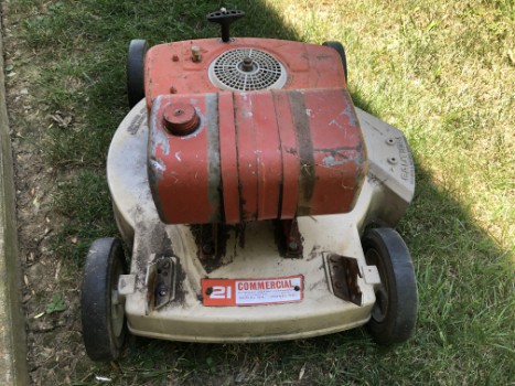 Signs That Show Your Lawn Mower's Gas Tank Needs Cleaning
